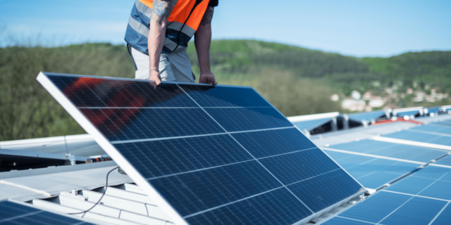 Ein Solarpaneel Wird Von Einem Handwerker Ausgerichtet